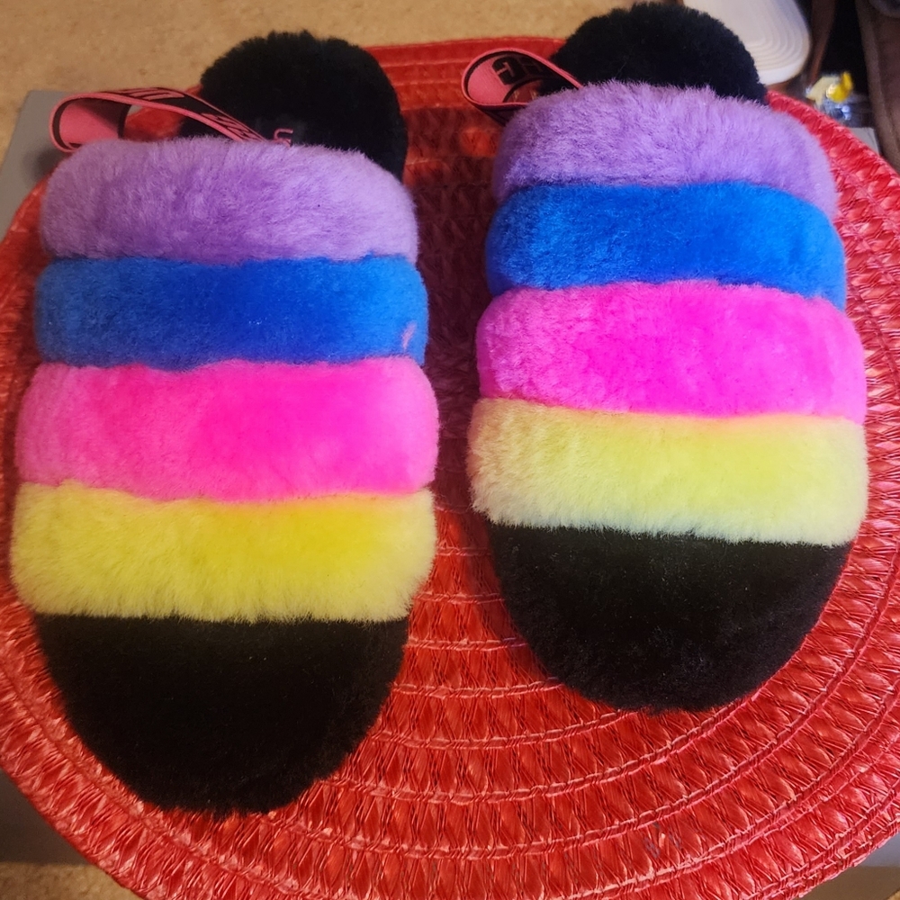 New UGG FLUFF YEAH      Plush Slippers Slides size 9 Black/Taffy Pink